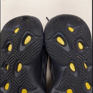 YEEZY 700 size 5